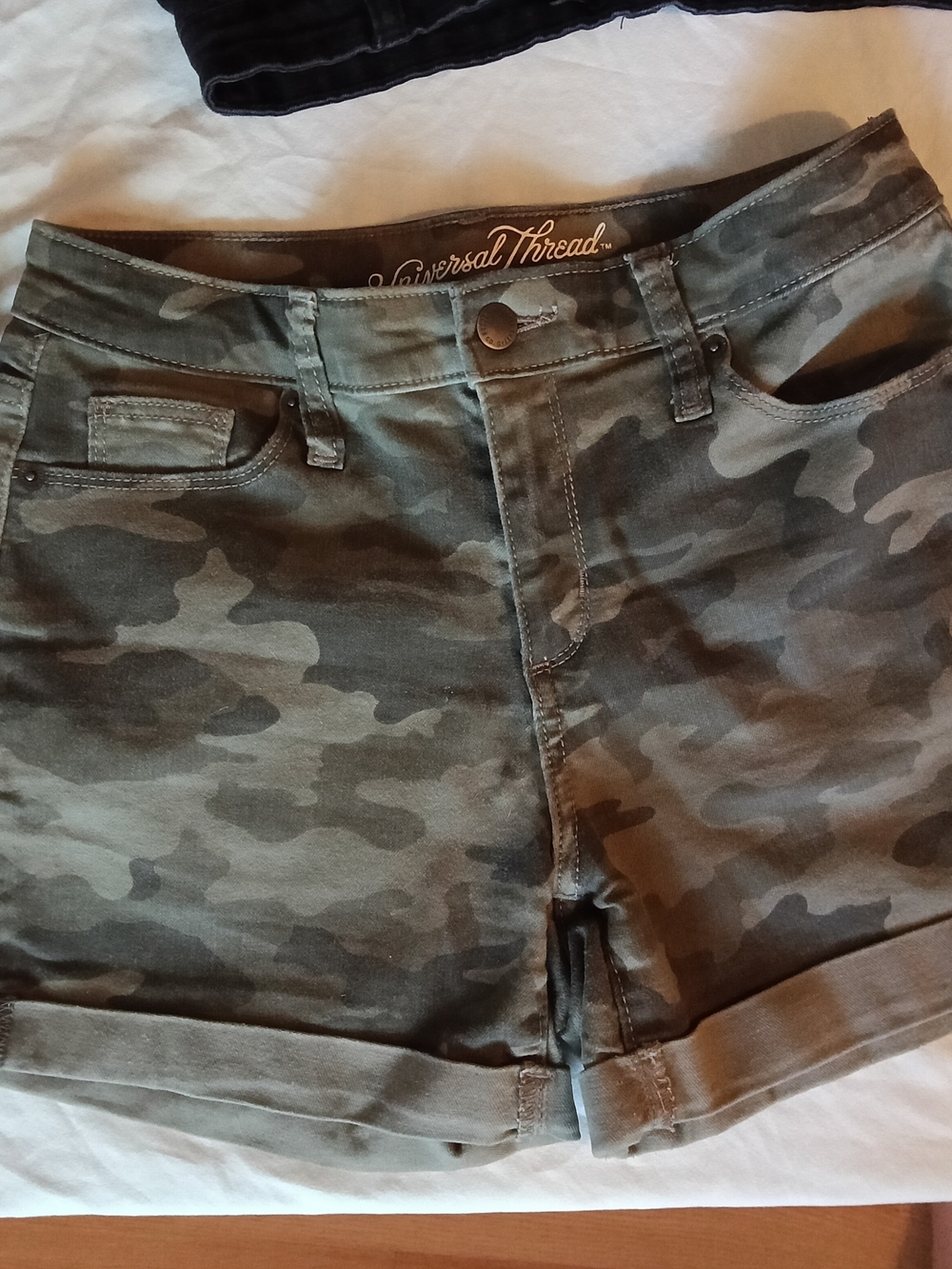 Universal Thread Women's Camo Roll-Cuff Jean Shorts - Sz. 2/26